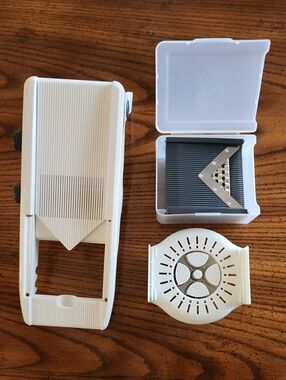 Mueller Aust Multi-Function Kitchen Mandoline Slicer with Interchangeable Blades